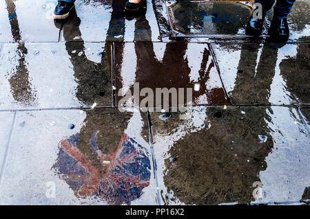 Paddington, London, Regno Unito meteo. Il 23 settembre 2018. La gente camminare sotto la pioggia. Credito: Richard Wayman/Alamy Live News Foto Stock