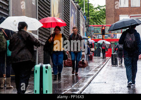 Paddington, London, Regno Unito meteo. Il 23 settembre 2018. La gente camminare sotto la pioggia. Credito: Richard Wayman/Alamy Live News Foto Stock