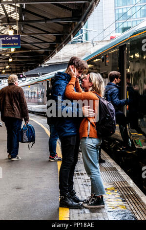 La stazione ferroviaria di Paddington, London, Regno Unito meteo. Il 23 settembre 2018. Gli amanti di dire un emotivo addio sulla piattaforma. Credito: Richard Wayman/Alamy Live News Foto Stock