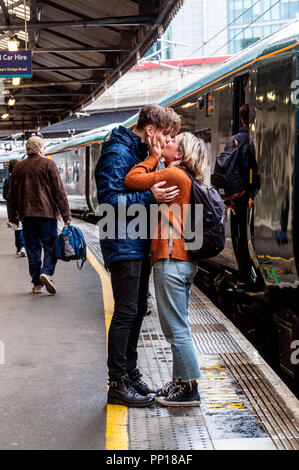 La stazione ferroviaria di Paddington, London, Regno Unito meteo. Il 23 settembre 2018. Gli amanti di dire un emotivo addio sulla piattaforma. Credito: Richard Wayman/Alamy Live News Foto Stock