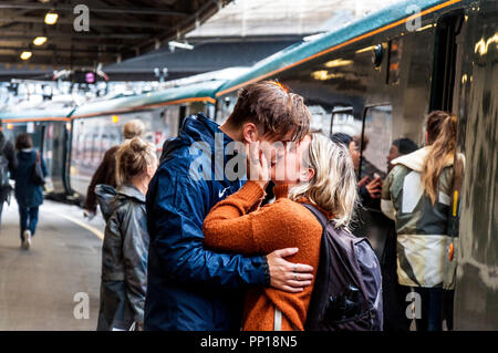 La stazione ferroviaria di Paddington, London, Regno Unito meteo. Il 23 settembre 2018. Gli amanti di dire un emotivo addio sulla piattaforma. Credito: Richard Wayman/Alamy Live News Foto Stock