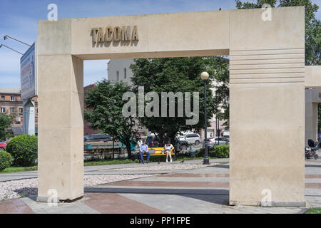 Vladivostok, Russia - Agosto 17, 2018: paesaggio urbano e architettura della città contro il cielo blu. Foto Stock