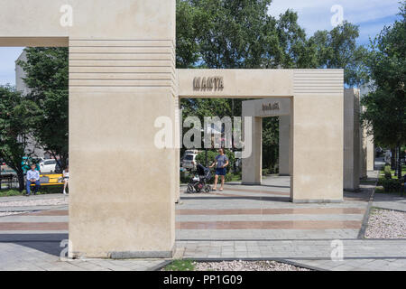 Vladivostok, Russia - Agosto 17, 2018: paesaggio urbano e architettura della città contro il cielo blu. Foto Stock