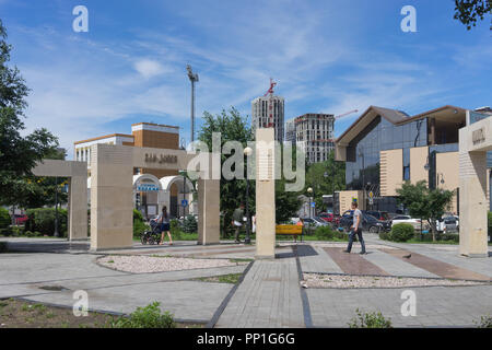 Vladivostok, Russia - Agosto 17, 2018: paesaggio urbano e architettura della città contro il cielo blu. Foto Stock