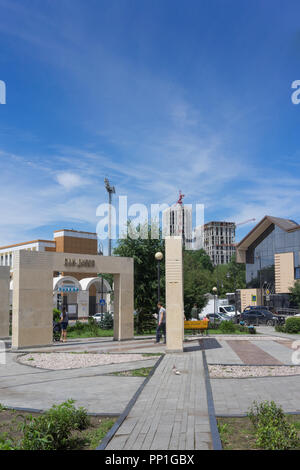 Vladivostok, Russia - Agosto 17, 2018: paesaggio urbano e architettura della città contro il cielo blu. Foto Stock