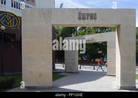 Vladivostok, Russia - Agosto 17, 2018: paesaggio urbano e architettura della città contro il cielo blu. Foto Stock