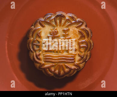 Mooncake cinese su una piastra per metà festa d autunno Foto Stock