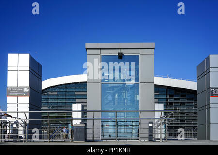 Sochi, Russia - 1 Giugno 2015: Architettura della stazione ferroviaria moderna nell'Adler tempo soleggiato in estate. Foto Stock