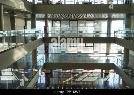 Sochi, Russia - 1 Giugno 2015: Architettura della stazione ferroviaria moderna nell'Adler tempo soleggiato in estate. Foto Stock