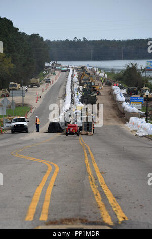 Carolina del Sud la Guardia Nazionale ingegneri e trasporto Corps sono immissione dei sacchi di sabbia lungo la strada statale 501 per garantire rimangono le strade percorribili e europee non sono cut-off sulla strada principale per altamente popolata Myrtle Beach, S.C., Sett. 21, 2018. Essi hanno di cui quasi tre chilometri di barriera di protezione a un miglio e mezzo di strada con sacchi di sabbia e barriere antiesondazione per mantenere aperta la strada da inondazioni. Ci sono circa 2.200 Carolina del Sud le protezioni 40 soldati aviatori e 100 membro guardia nonché 28 soldati e aviatori di Pennsylvania e Alaska National Guard e 8 da truppe del nuovo Foto Stock