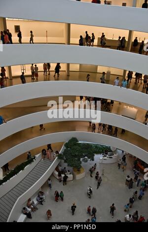 L'iconico atrium presso il Guggenheim Museum of Art, Upper East Side di Manhattan, STATI UNITI D'AMERICA Foto Stock
