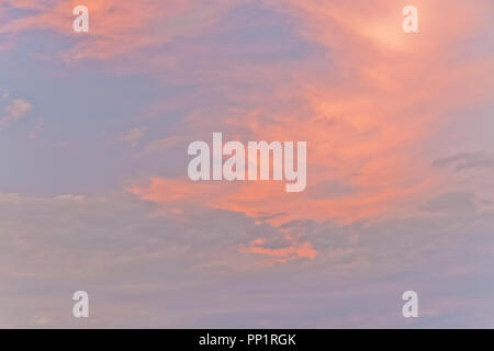 Feathery alta altitudine nuvole colorato di rosa dopo il tramonto su una serata estiva su San Luigi. Foto Stock