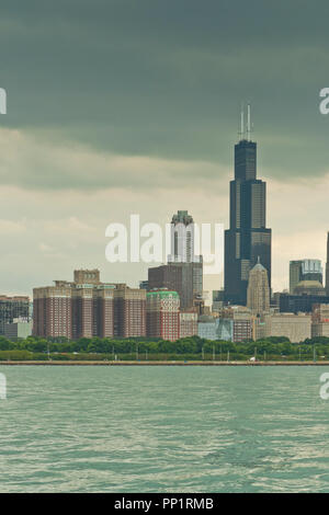 Vista di Chicago world-class skyline dall'estremità nord della isola del Nord in un giorno nuvoloso. Foto Stock