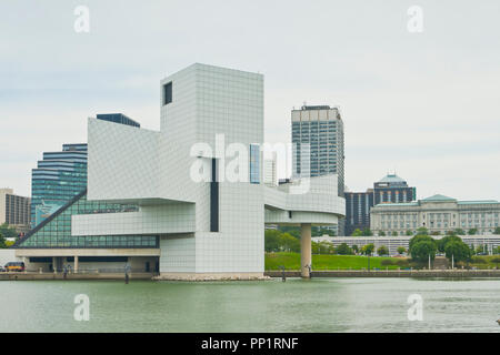 CLEVELAND - 26 agosto: Vista della skyline di Cleveland da Voinovich Park, con il rock-and-Roll Hall of Fame museo su un molto nuvoloso estate da Foto Stock