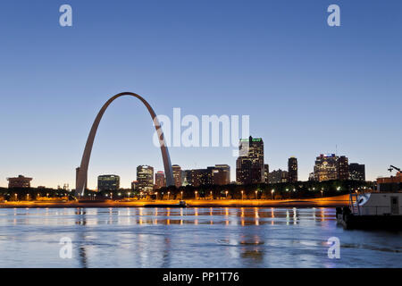 Il centro cittadino di Saint Louis skyline, incluso il Gateway Arch, nel crepuscolo il 7 ottobre 2013, come visto da est a Saint Louis, Illinois. Foto Stock