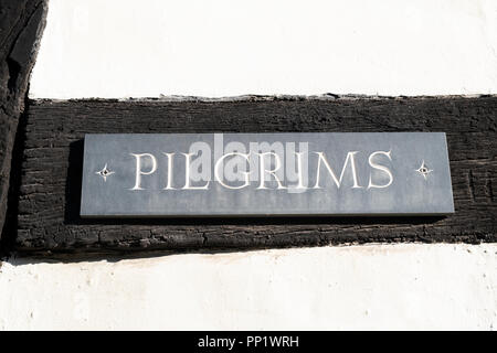 Pellegrini segno su un bianco e nero Inglese la struttura di legno edificio. Pembridge. Herefordshire. Inghilterra Foto Stock
