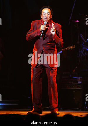 Smokey Robinson esegue in concerto presso il Sinatra teatro in BankAtlantic Center di Sunrise, Florida il 5 marzo 2008. Foto Stock