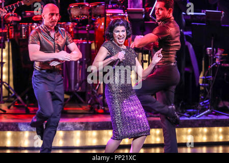 In piedi il touring musical di Broadway esegue in North Carolina. In piedi! È un jukebox musical che ha giocato su Broadway al Marquis Theatre. Basato sulla vita e la musica di 26 Grammy Award-winning moglie e marito team Gloria ed Emilio Estefan, il musical è un libro scritto da Alessandro Dinelaris e un punteggio costruito intorno al cubano-fusion di musica pop, reso famoso da Gloria Estefan. Foto Stock