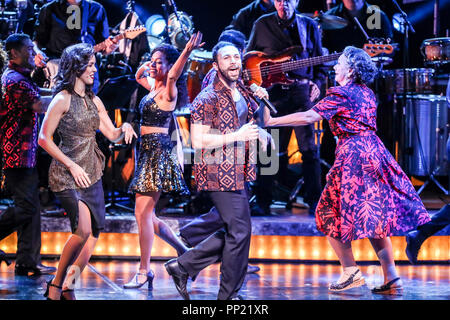 In piedi il touring musical di Broadway esegue in North Carolina. In piedi! È un jukebox musical che ha giocato su Broadway al Marquis Theatre. Basato sulla vita e la musica di 26 Grammy Award-winning moglie e marito team Gloria ed Emilio Estefan, il musical è un libro scritto da Alessandro Dinelaris e un punteggio costruito intorno al cubano-fusion di musica pop, reso famoso da Gloria Estefan. Foto Stock