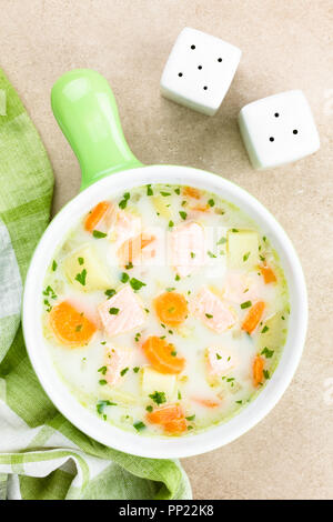 Freschi Fatti in casa salmone cremosa di patate e carote zuppa nel recipiente, fotografato overhead (messa a fuoco selettiva, Focus sulla zuppa) Foto Stock