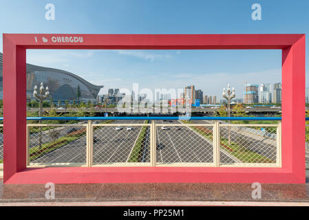 Chengdu, nella provincia di Sichuan, in Cina - 21/09/2018 : cornice rossa con I love Chengdu iscrizione e nuovo secolo centro globale in background Foto Stock