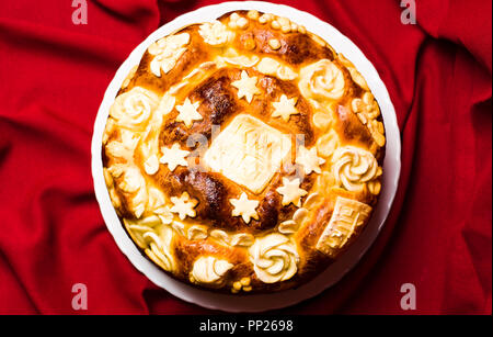 Il serbo slava pane cotto e decorate in stile tradizionale Foto Stock