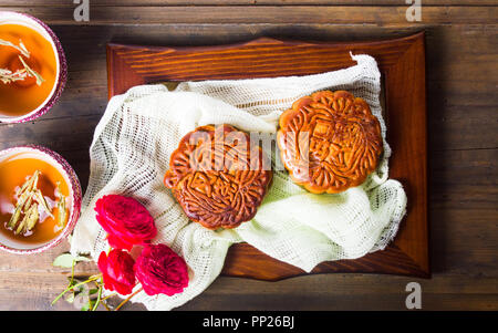 Mooncake cinese servita con tazza di tè vista superiore Foto Stock