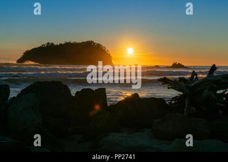 Golden sunrise su Mount Maunganui beach scontornamento Motuotau, Isola dei Conigli Isola Foto Stock