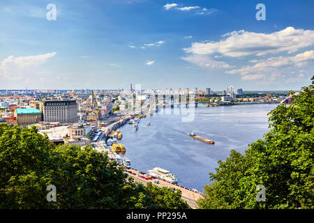 Il panorama sulle Kiev, vista dalla collina della città verso il fiume Dniepr bank e il centro cittadino. Foto Stock