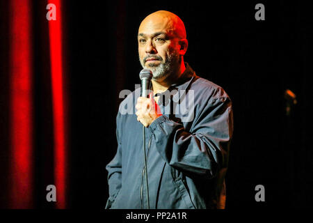 Il comico Jo Koy esegue in Durham, North Carolina come parte del suo Tour 2018. Giuseppe Glenn Herbert, noto professionalmente come Jo Koy, è un Filipino-American stand-up fumetto. Koy è attualmente in tournée come un rivestimento padiglione in club e teatri di tutto il paese sul suo nuovo tour chiamato rompere lo stampo. Foto Stock