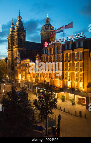 Sunrise in Amsterdam con la Chiesa di San Nicola e dello skyline della citta'. Foto Stock