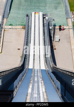 Guardando verso il basso le ripide piste da sci dalla sommità del Bergisel di salto con gli sci a Innsbruck (Austria) durante l'estate. Foto Stock