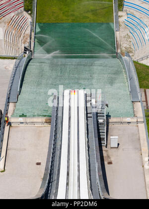 Guardando verso il basso le ripide piste da sci dalla sommità del Bergisel di salto con gli sci a Innsbruck (Austria) durante l'estate. Foto Stock