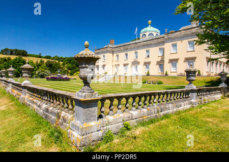 Impressionante architettura palladiana a Castle Hill House e giardini, vicino Filleigh, Devon, Inghilterra, Regno Unito Foto Stock