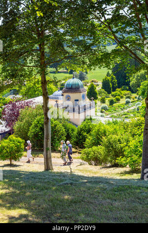 I visitatori a piedi attraverso i motivi di Castle Hill House e giardini, vicino Filleigh, Devon, Inghilterra, Regno Unito Foto Stock