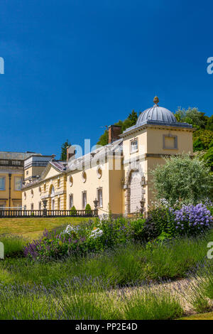 Impressionante architettura palladiana e colorata piantagione di Castle Hill House e giardini, vicino Filleigh, Devon, Inghilterra, Regno Unito Foto Stock