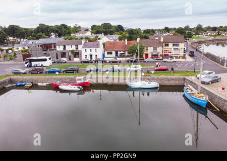 Una veduta aerea del porto di Kinvara, situata nella parte sud-orientale rive della Baia di Galway in Irlanda. Foto Stock