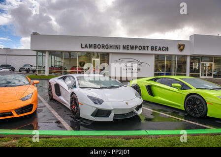 Newport Beach, California, Stati Uniti d'America - 9 Gennaio 2018 : Lamborghini automobili in diversi colori parcheggiato presso la fabbrica concessionario autorizzato per Orange County Foto Stock