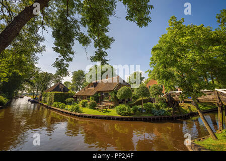 Giethoorn, Paesi Bassi - 30 Maggio 2018 : Olandese villaggio di Giethoorn nei Paesi Bassi con un canale locale e alberi ad alto fusto. Giethoorn è spesso indicato come Foto Stock