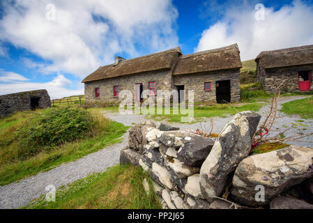 Fahan, Irlanda - 3 Agosto 2018 : Testa Slea carestia cottage costruito nella metà del XIX secolo la gente di alloggiamento attraverso uno dei peggiori carestie in Wes Foto Stock
