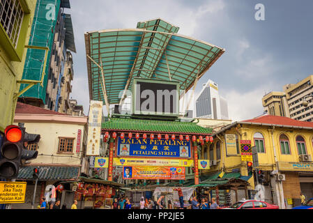 Kuala Lumpur, Malesia - 7 Aprile 2018 : porta di ingresso di Chinatown a Petaling Street in Kuala Lumpur. La strada è un mercato lungo e un famoso giro Foto Stock
