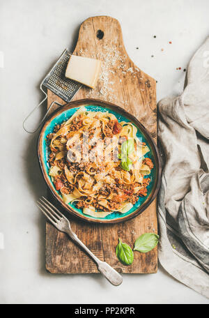 Italian pasta tradizionale cena con Tagliatelle alla bolognese, vista dall'alto Foto Stock