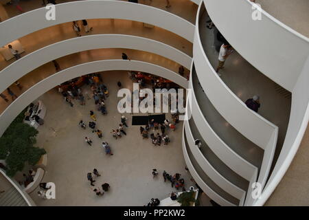 L'iconico atrium presso il Guggenheim Museum of Art, Upper East Side di Manhattan, STATI UNITI D'AMERICA Foto Stock