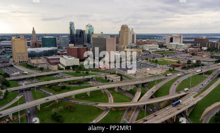 Automobili e camion muoversi dentro e fuori del centro storico della città di Kansas City Missouri Foto Stock