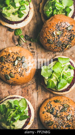 Flat-lay di sano hamburger vegano con polpette di barbabietola, close-up Foto Stock