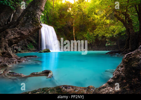 Erawan cascata in Thailandia è individuare in Kanchanaburi Provience. Questa cascata si trova nel Parco Nazionale di Erawan all'interno della foresta. Il livello 3 da 7. Foto Stock