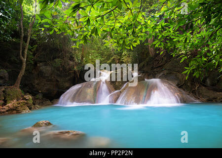 Erawan cascata in Thailandia è individuare in Kanchanaburi Provience. Questa cascata si trova nel Parco Nazionale di Erawan all'interno della foresta. Il livello 4 da tutti e 7 i. Foto Stock