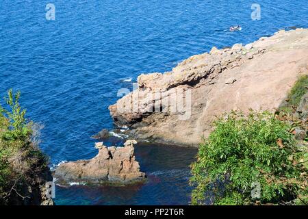 Ripide scogliere a picco sul mare della costa del nord dell isola di Bornholm - Lovehovederne (teste di leone), Danimarca Foto Stock