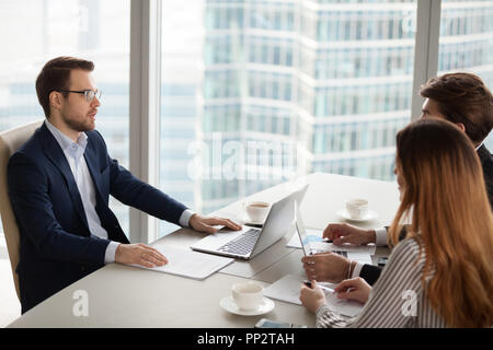 Imprenditore comunicare con i partner durante la riunione di office Foto Stock