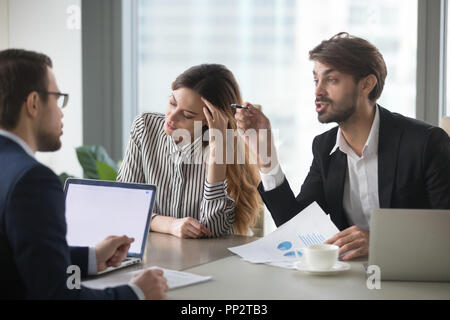 Colleghi di sesso maschile a disputare durante l'azienda business meeting Foto Stock